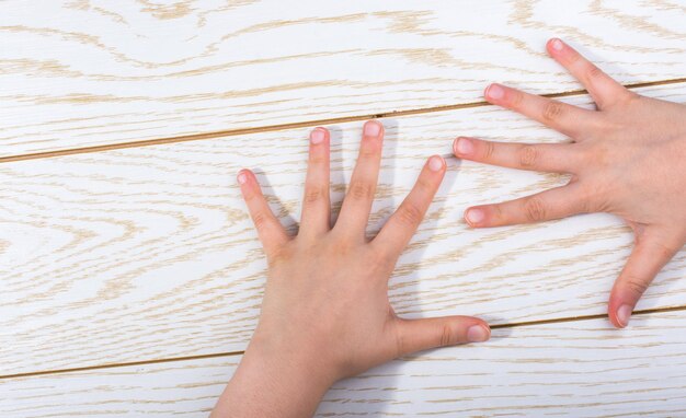 Photo cropped hands on person on wooden table