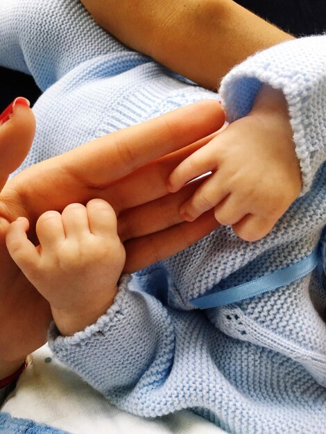 Foto mani tagliate che giocano con il bambino