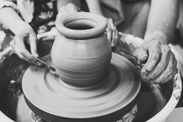 ワークショップで鍋を作る陶芸家の手を切った.