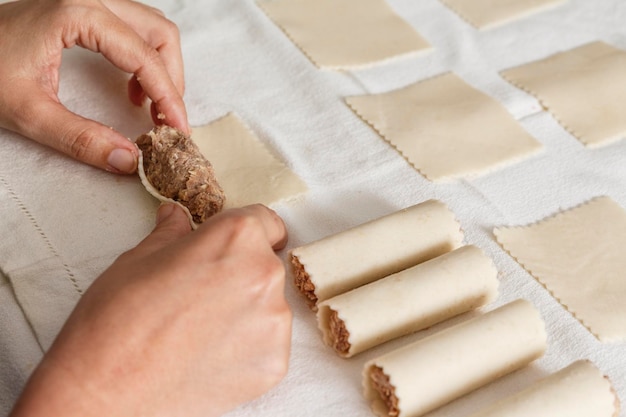 Foto mani tagliate che preparano il cibo