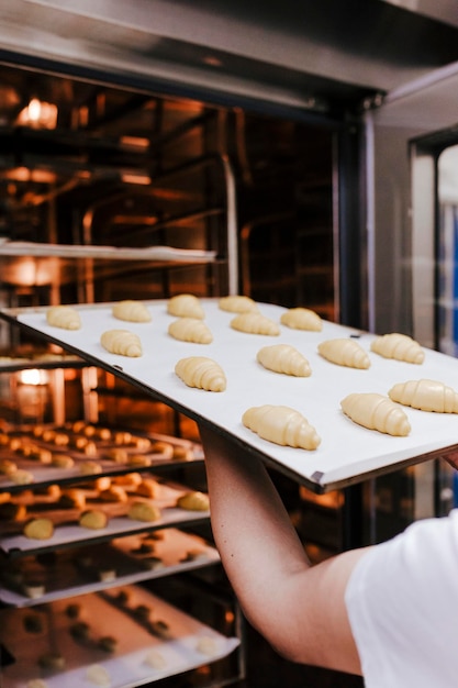 Foto mani tagliate che preparano dolci in panetteria