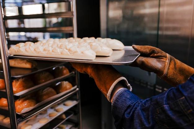 Photo cropped hands preparing pastry in bakery