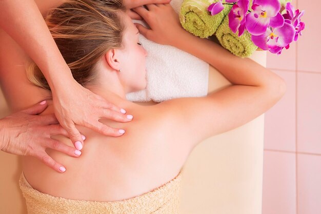 Photo cropped hands of therapist massaging woman at spa