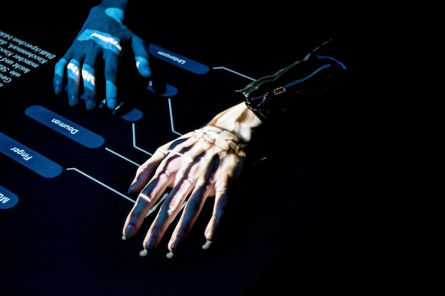 Обрезанные руки с использованием интерфейса на черном фоне