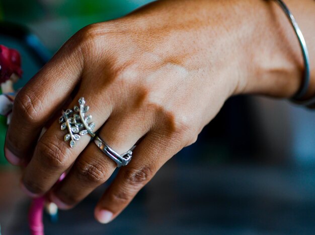 Foto mani tagliate che indossano un anello