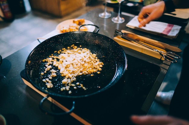 Photo cropped hands of woman cooking food