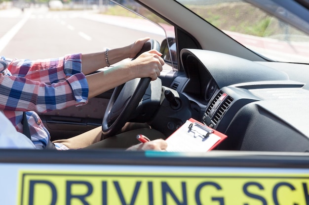 Photo cropped hands of woman driving car in city