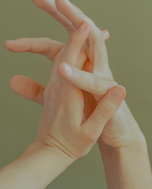 초록색 배경 에 있는 여자 의 손 을 잘라낸 것