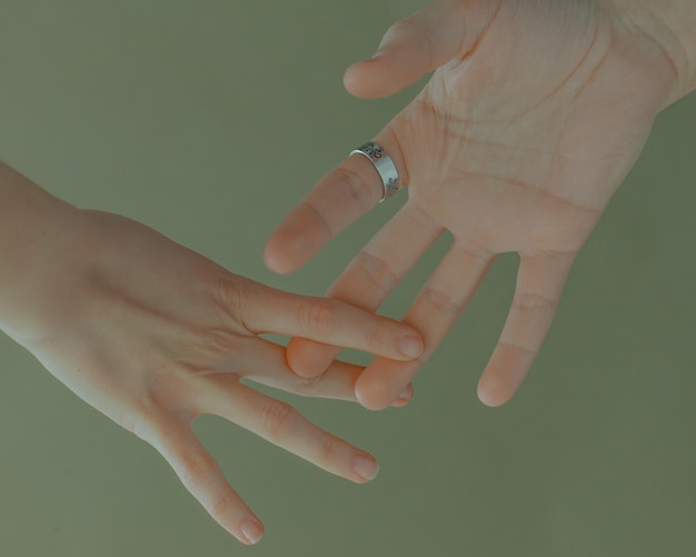초록색 배경 에 있는 여자 의 손 을 잘라낸 것