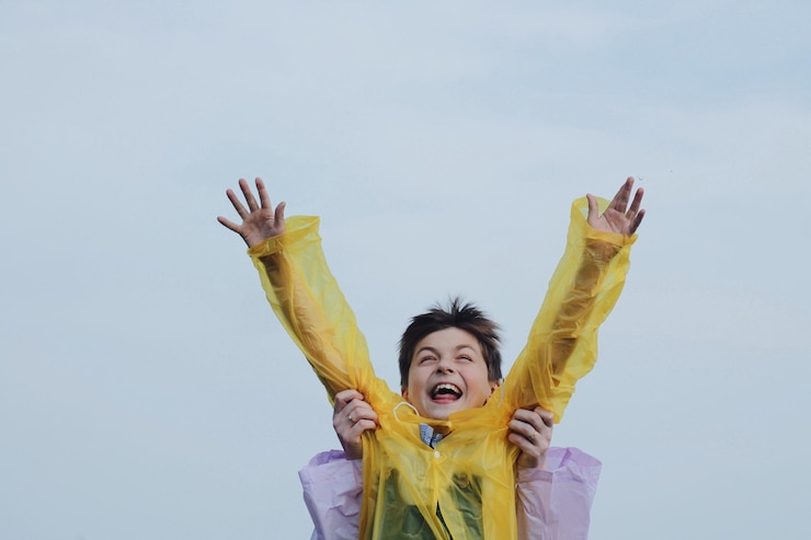 Photo 剪下手的女人抱着男孩对着天空