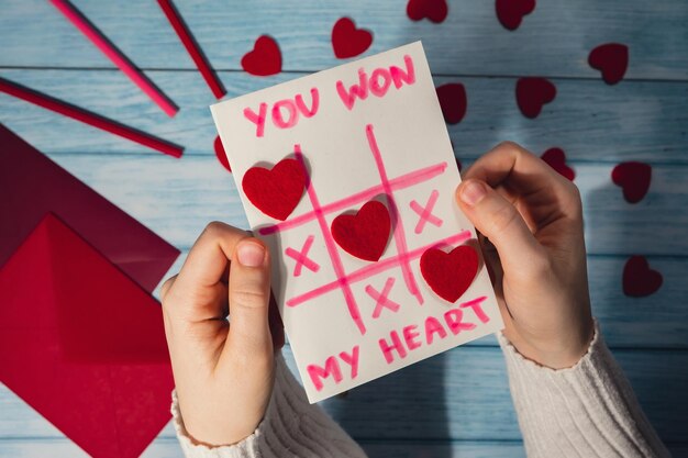 Photo cropped hands of woman holding gift