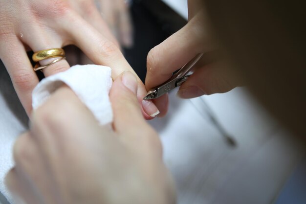 Photo cropped hands of woman at nail salon