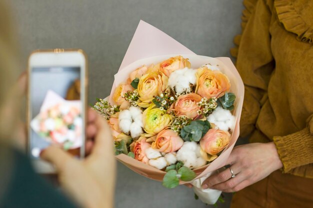 사진 꽃봉오리 를 들고 있는 친구 를 사진 을 찍고 있는 손 을 잘라낸 여자