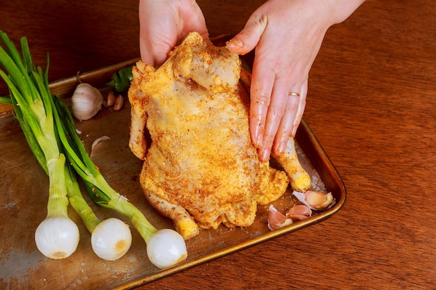 Photo cropped hands of woman preparing food on table