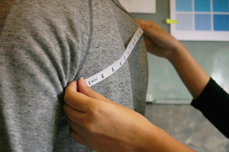 Photo cropped hands of woman taking measurement of man