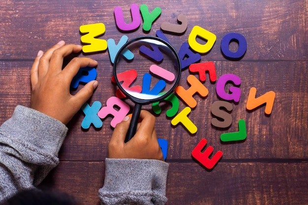 Photo cropped hands of woman with toy blocks on table