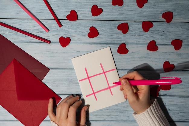 Foto mani tagliate di una donna che scrive su un libro