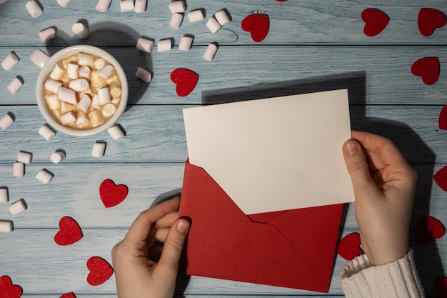 Foto mani tagliate di una donna che scrive in un libro