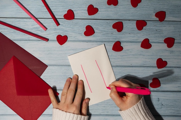 Photo cropped hands of woman writing on book