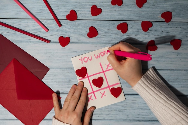 Foto mani tagliate di una donna che scrive su un libro