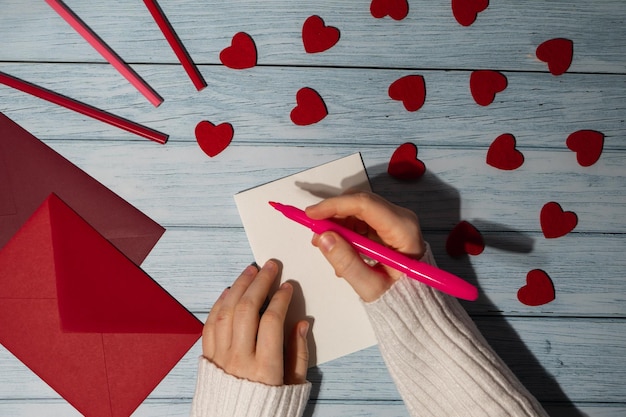 Foto mani tagliate di una donna che scrive sul tavolo