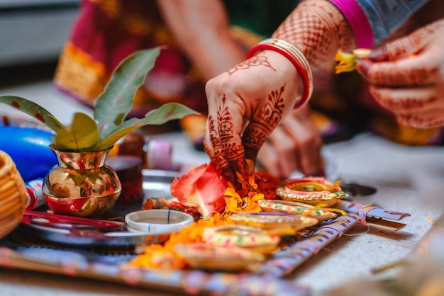 Photo cropped hands of women performing rituals on floor