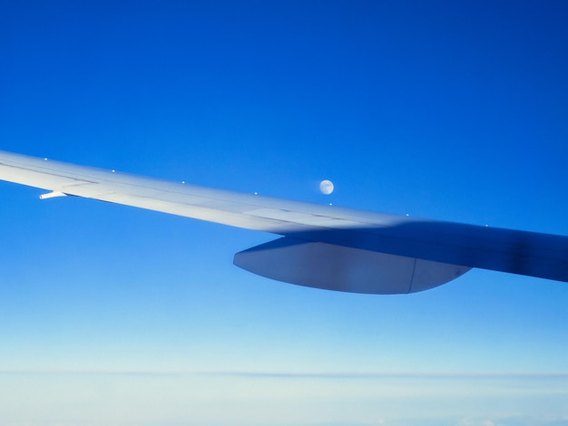 Photo cropped image of airplane against clear blue sky