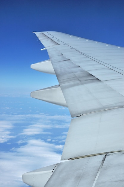 Photo cropped image of airplane flying against blue sky