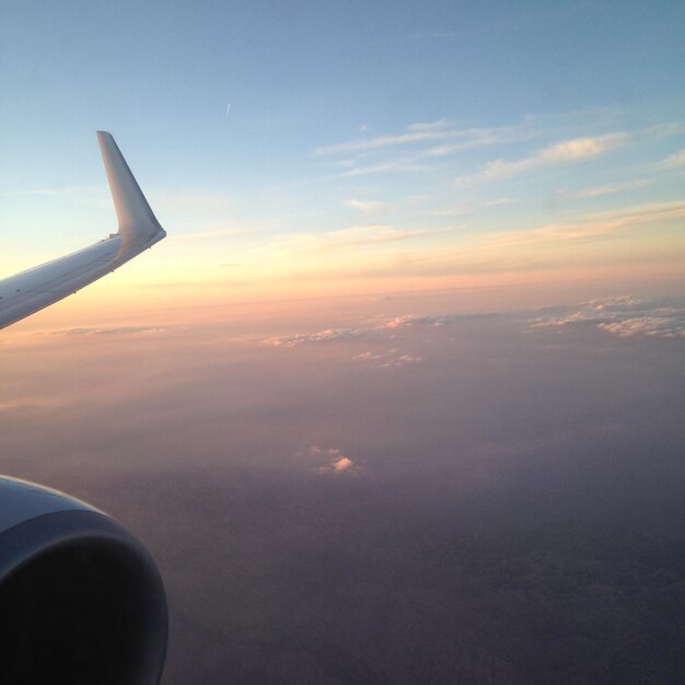 雲の上を飛ぶ飛行機のクロップされた画像