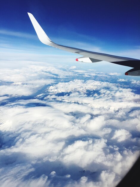 구름 위 를 날아다니는 비행기 의 절단 된 이미지