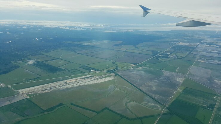 Photo 景色を飛ぶ飛行機のクロップされた画像