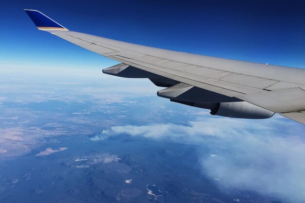 景色を飛ぶ飛行機のクロップされた画像