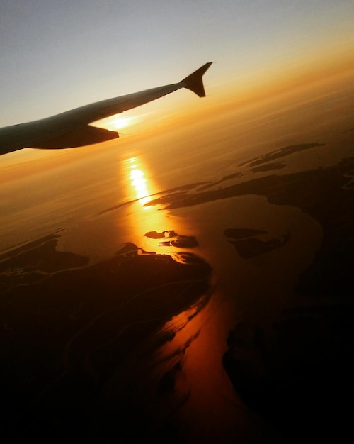 Foto immagine ritagliata di un aereo che vola sopra un paesaggio