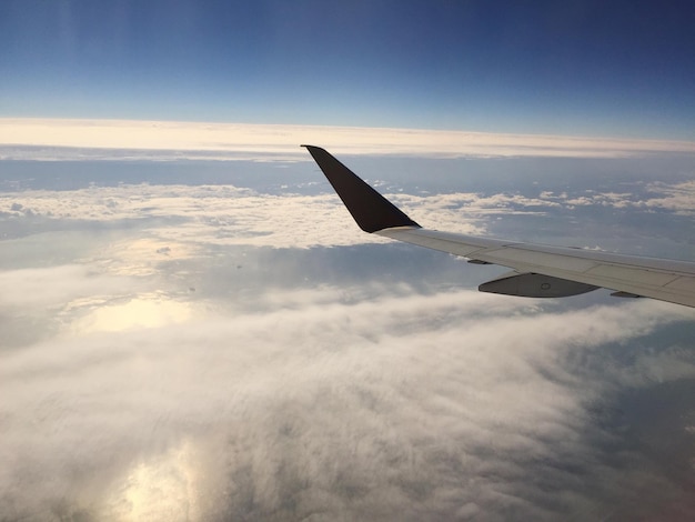 Photo cropped image of airplane flying over landscape