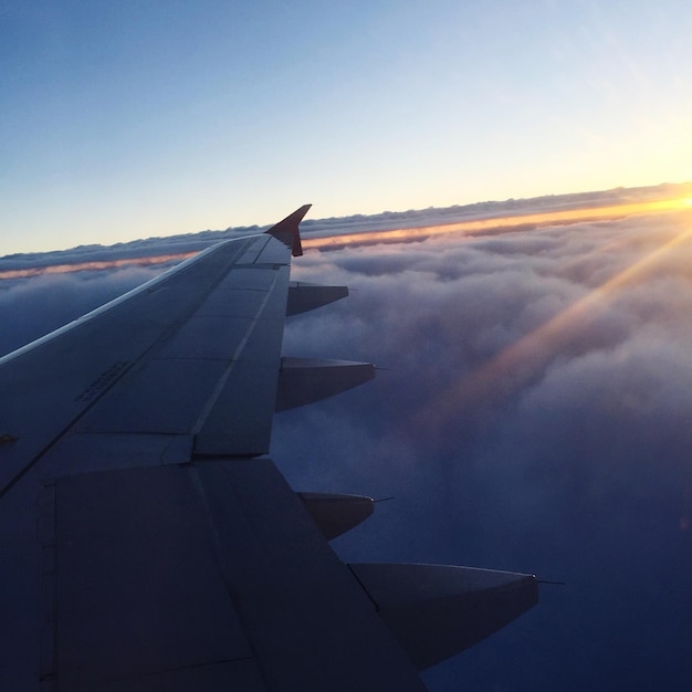 Foto immagine ritagliata di un aereo che vola sopra un paesaggio