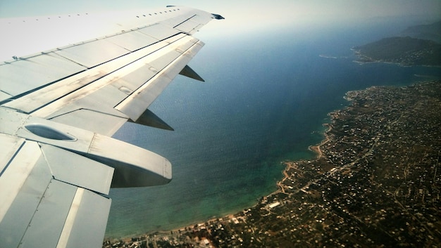 Foto immagine ritagliata di un aereo che vola sopra il mare