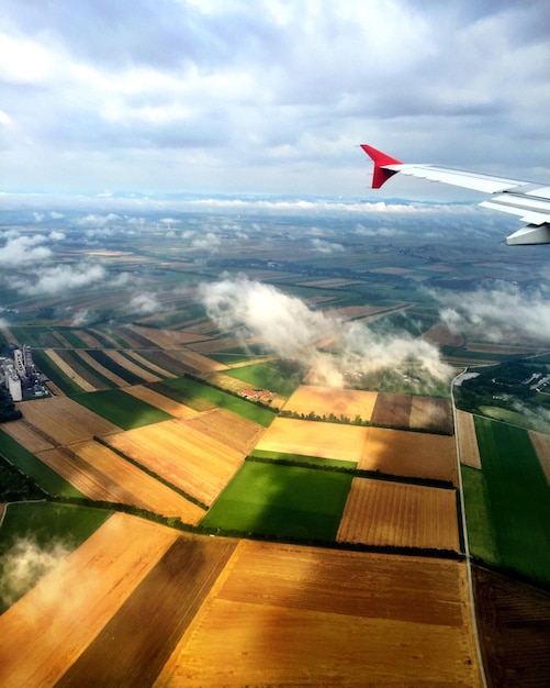 Photo cropped image of airplane flying over sea