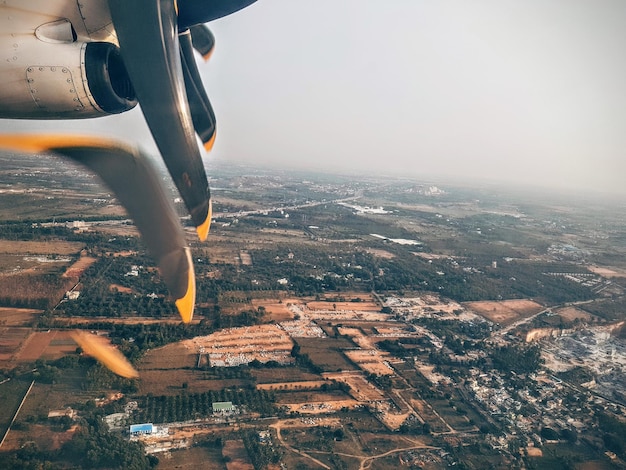 Foto immagine ritagliata di un aereo che vola nel cielo