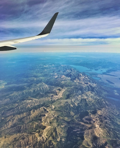 Foto immagine ritagliata di un aereo sopra le montagne