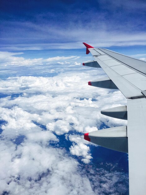 Foto immagine ritagliata dell'ala di un aereo sopra le nuvole