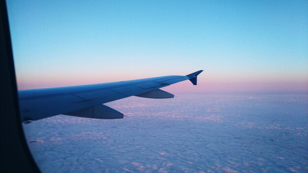 Immagine ritagliata dell'ala di un aereo sopra il mare