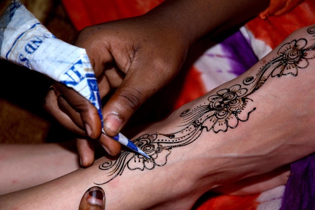 Women Has Her Foot Tattooed Of Floral Patterns Background, A Womans Leg  With A Henna Tattoo Of A Palm Tree Illustration And A Tattoo Artists Hand,  Hd Photography Photo, Joint Background Image