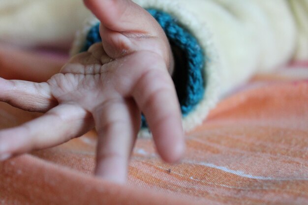 Foto immagine ritagliata di un bambino che fa gesti con la mano