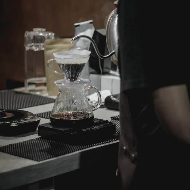 Photo cropped image of barista making coffee in cafe