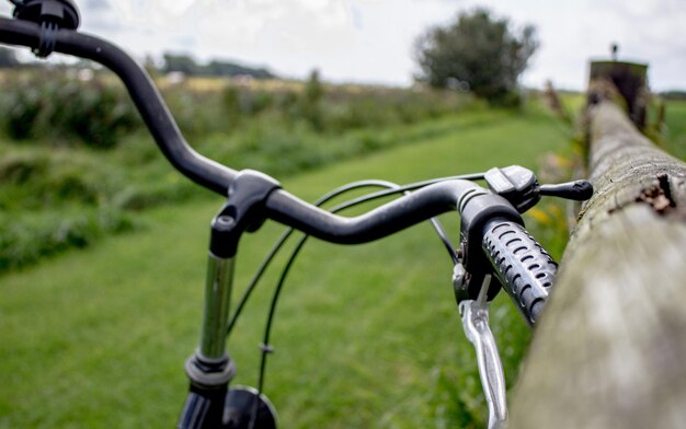 Вырезанное изображение рукоятки велосипеда деревянным забором