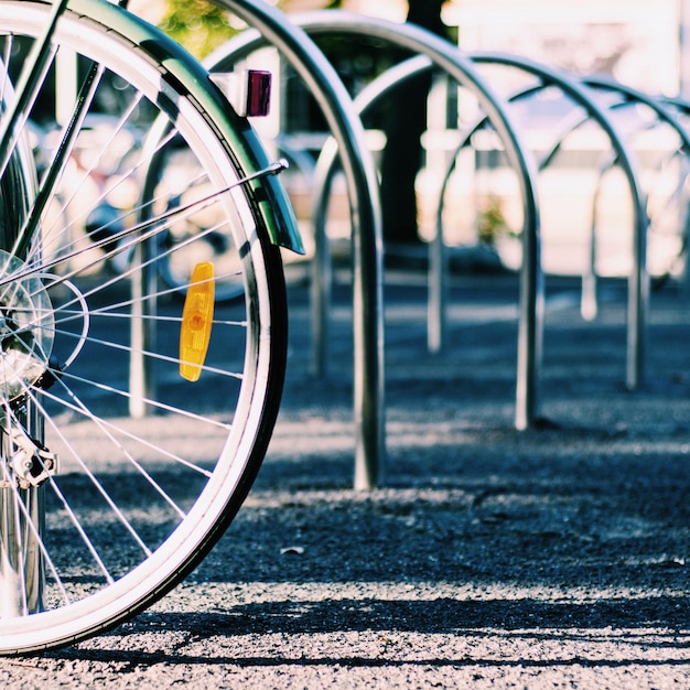 Foto immagine ritagliata di una bicicletta parcheggiata in un supporto per biciclette