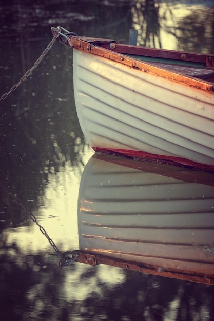 湖に停泊したボートのクロップされた画像