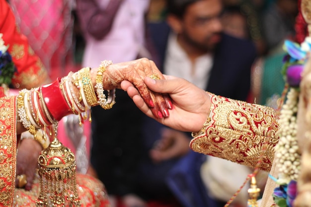 Photo cropped image of bride and bridegroom holding hands