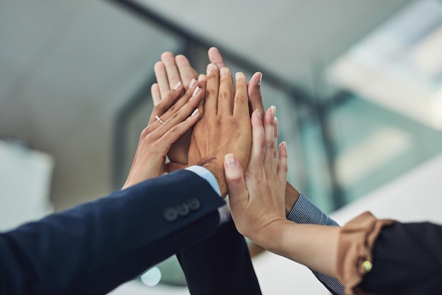 Photo cropped image of business colleagues shaking hands