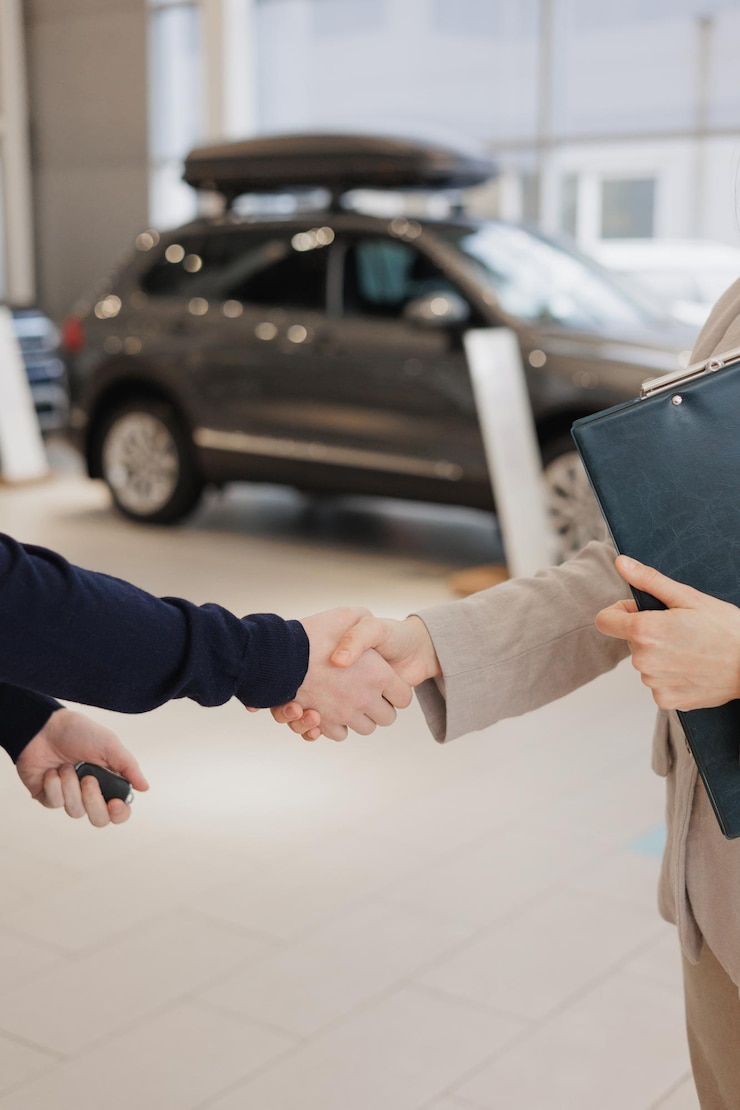 Photo cropped image of business colleagues shaking hands